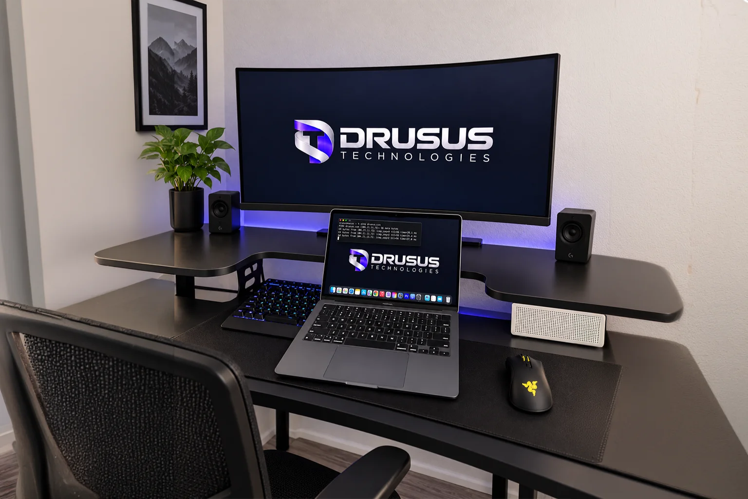 Estación de trabajo de Drusus Technologies con un monitor con el logotipo y una laptop mostrando una terminal